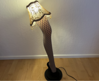 Stehlampe im Design eines Frauenbeins