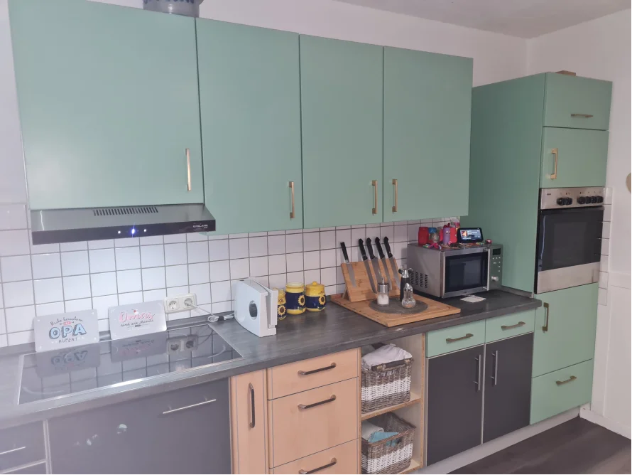 Moderne Küche in grün und Holz