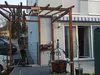Holzpergola an Hauswand