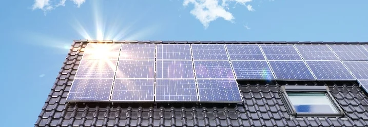 Sonnenkollektoren auf einem Dach