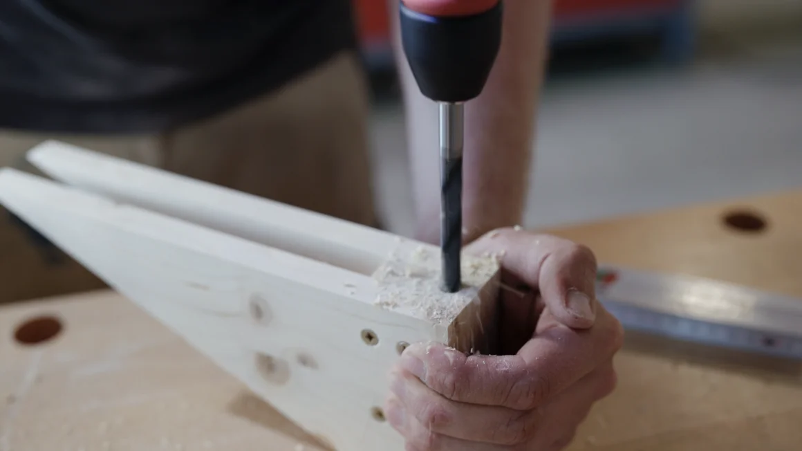 Person bohrt mit Akkuschrauber in Holz