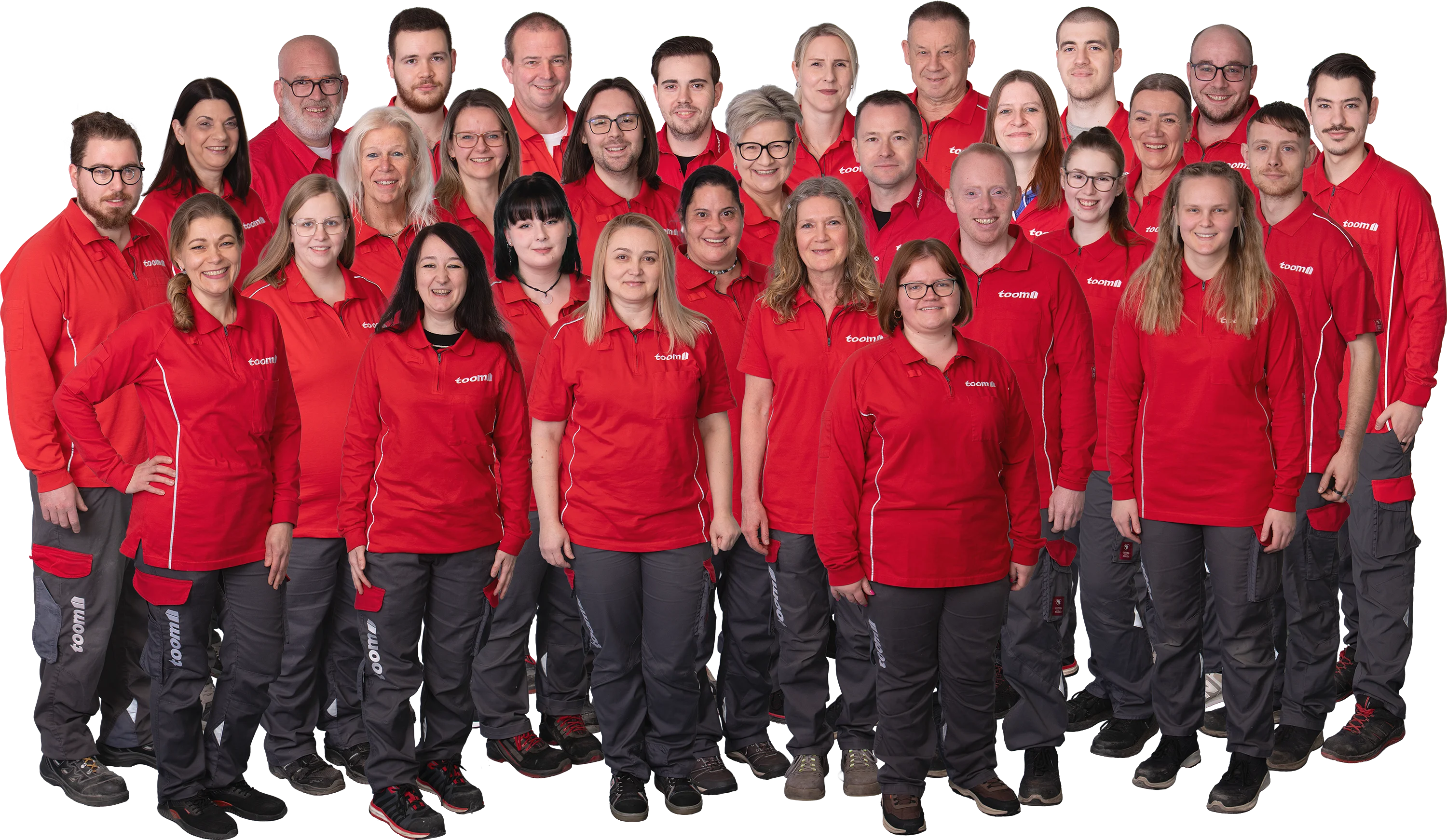 Gruppenfoto eines großen Teams in einheitlicher roter und grauer Arbeitskleidung.