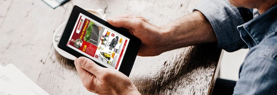 Eine Person blättert in einem Online-Katalog auf einem Tablet.