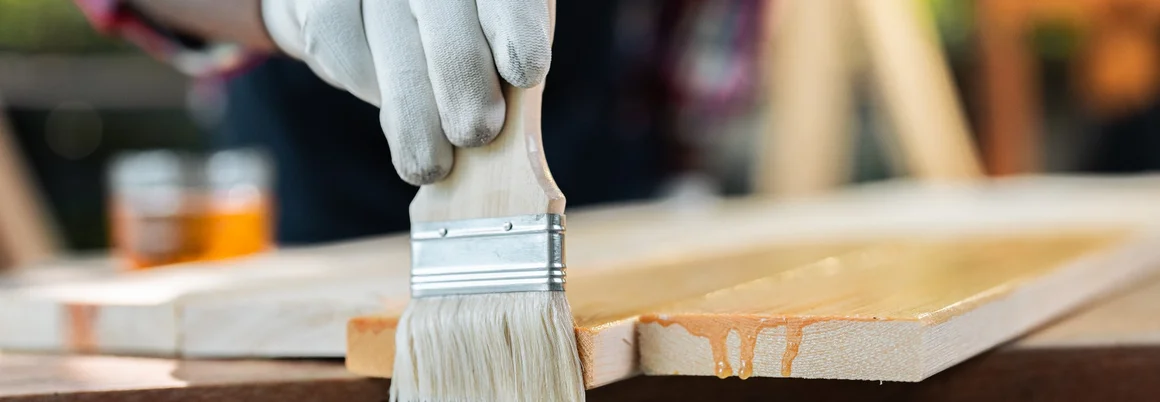 Holz lasieren mit Pinsel