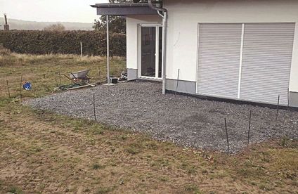 Holzterrasse: Untergrund vorbereiten Der vorbereitete Untergrund für eine Holzterrasse in einem Garten.