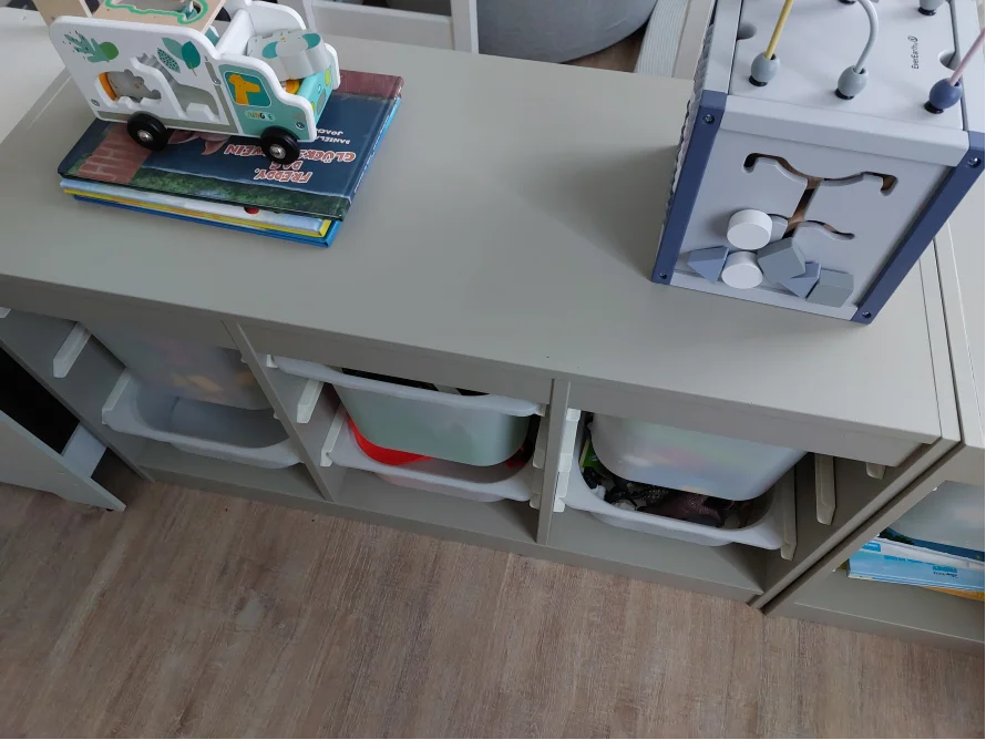 Spielzeugkiste mit Spielsachen