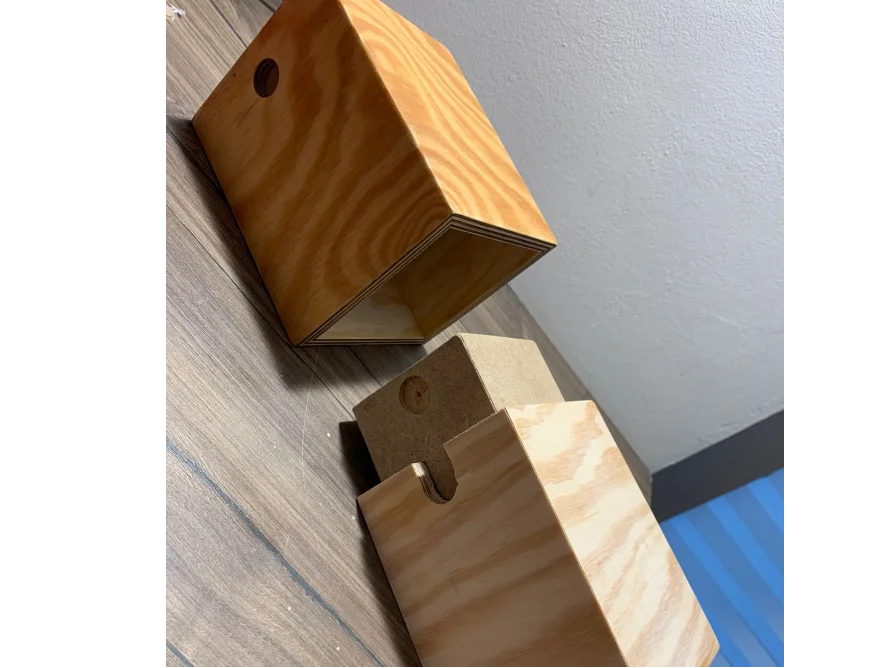 Zwei Holzkisten mit Schublade