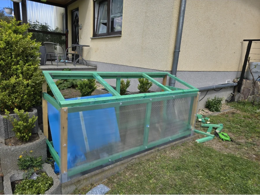 Unfertiges Gartenhaus aus Holz mit durchsichtigen Platten