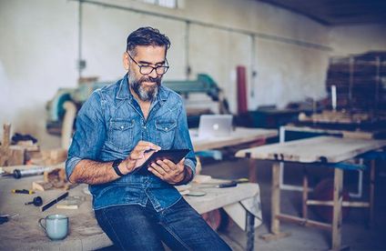 CT Newsletter 19 15 717x467 Mann mit Tablet in Werkstatt