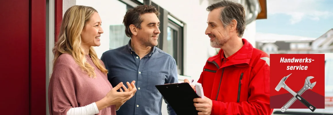 Ein Paar lässt sich vom Handwerksservice beraten.