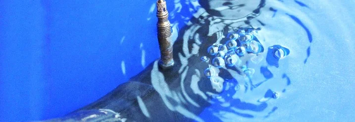 Fahrradschlauch im Wasser