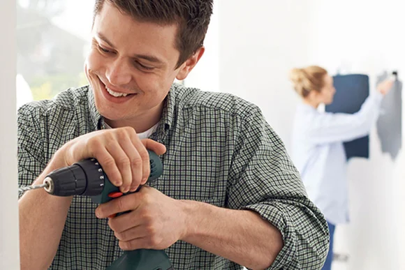 Person bohrt mit Akkuschrauber