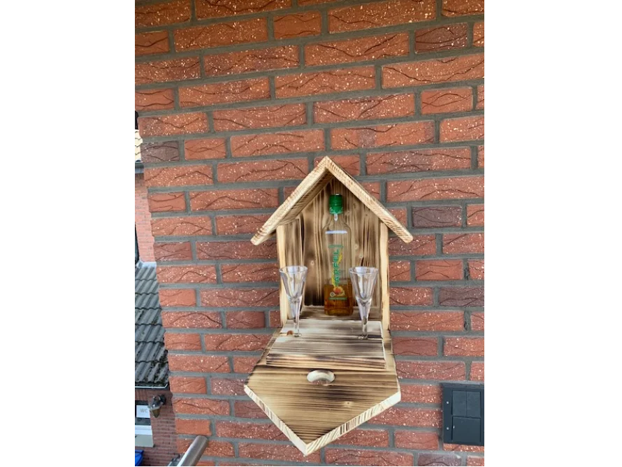 Holzregal in Hausform