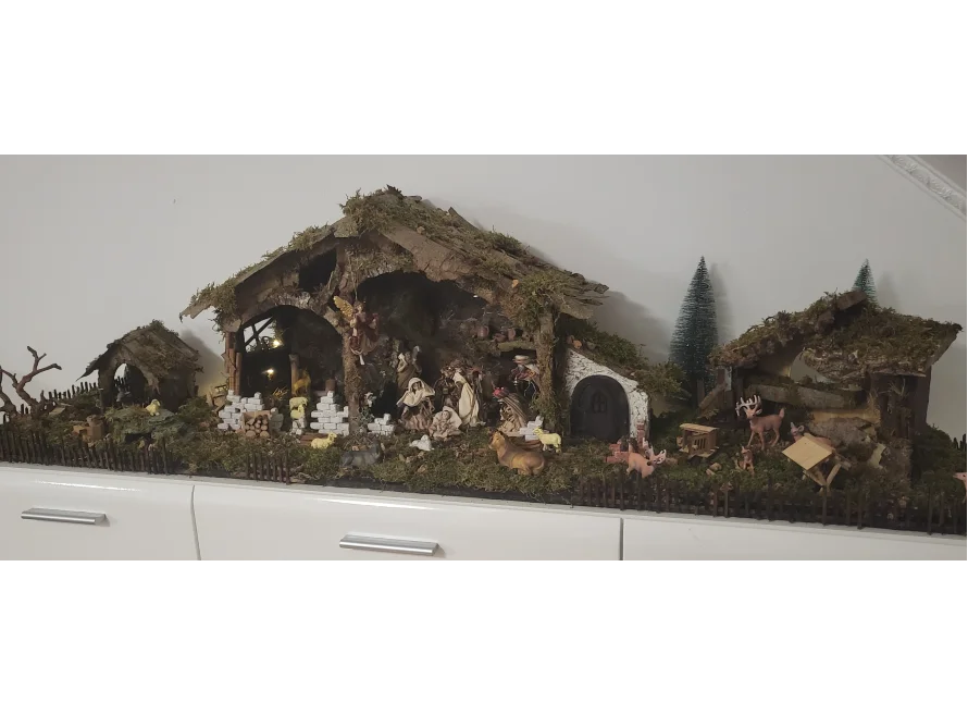 Eine aufwendig gestaltete Weihnachtskrippe