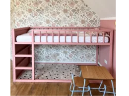 Rosa Kinderbett mit Lattenrost