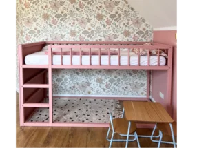 Rosa Kinderbett mit Lattenrost