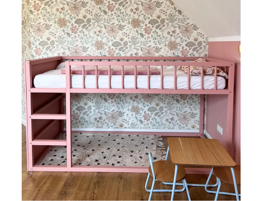Rosa Kinderbett mit Lattenrost