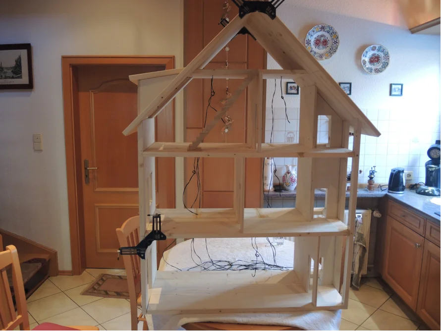 Rohbau eines Puppenhauses aus Holz