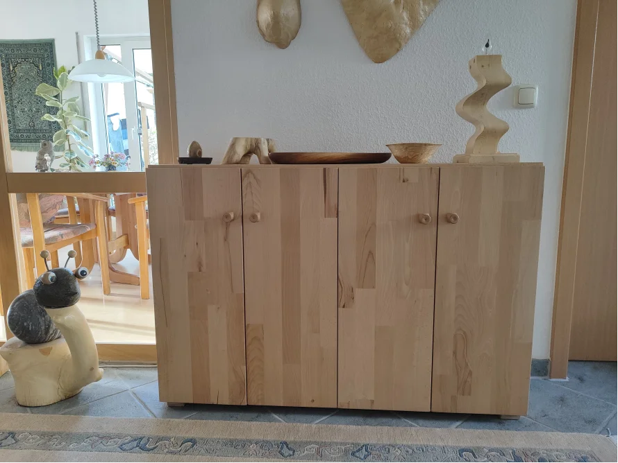 Helles Holzsideboard mit Schnitzereien