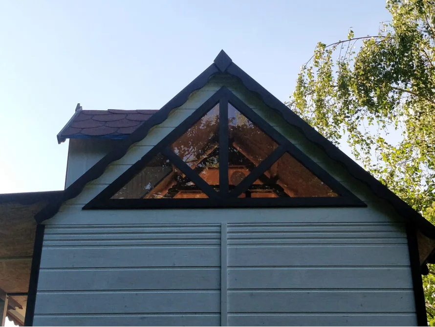 Giebel eines Gartenhauses