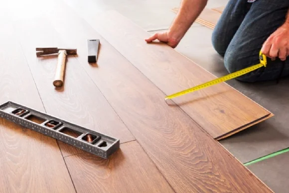 Person vermisst Laminat mit Maßband