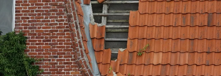 Beschädigtes Dach mit Ziegeln