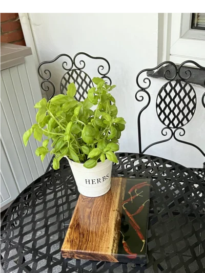 Basilikumtopf auf Servierbrett