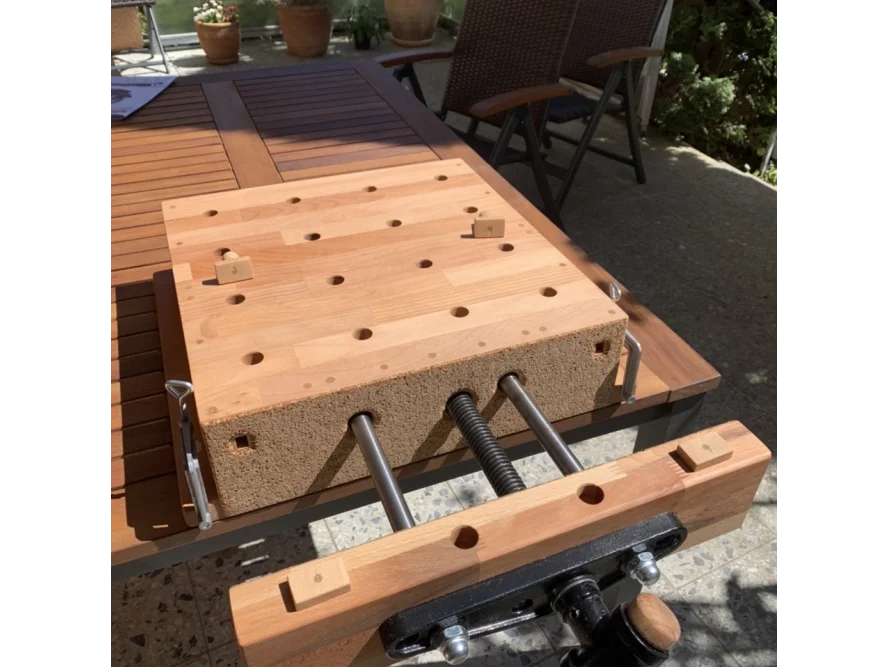 Schraubstock auf Werkbank