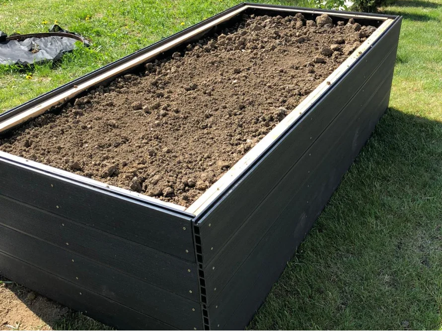 Hochbeet mit Erde befüllt