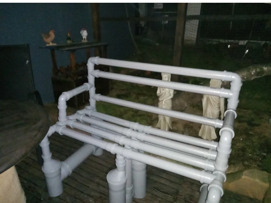 Gartenbank aus grauen Rohren gebaut