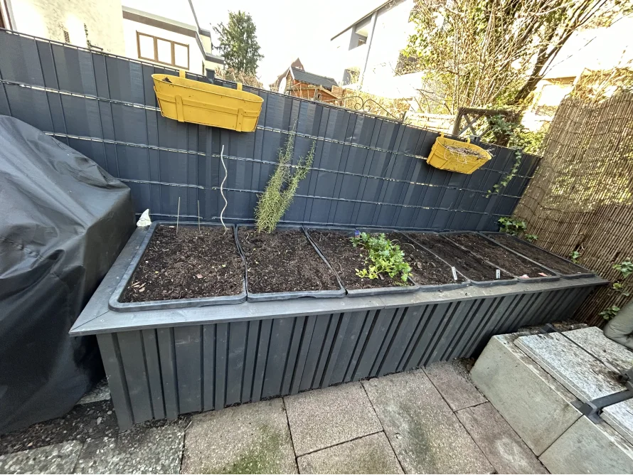 Hochbeet mit Kräutern