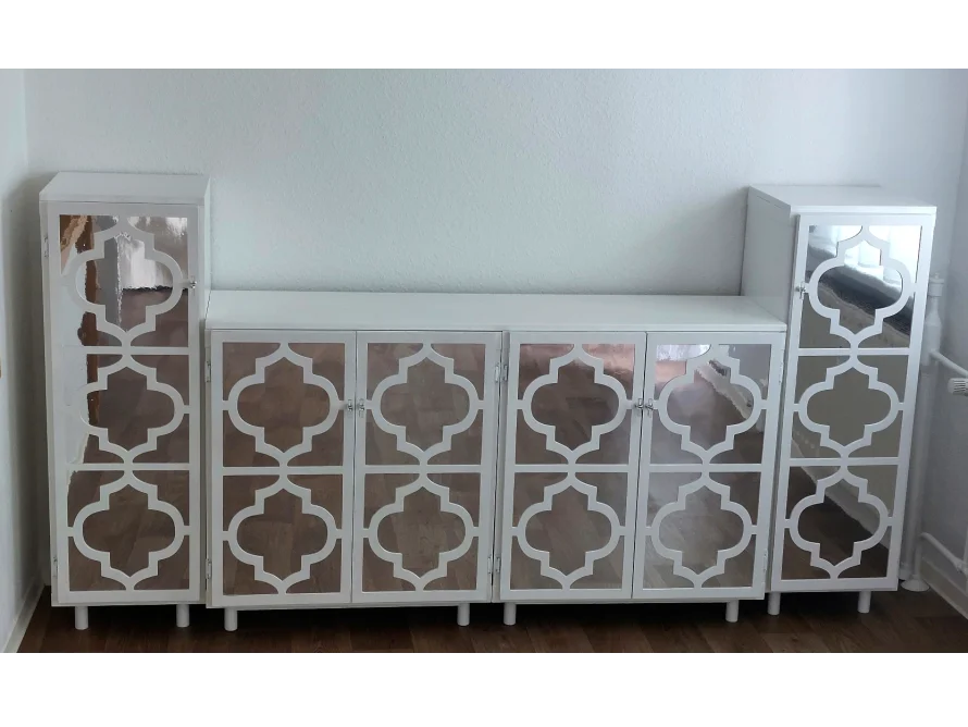 Weißer Schrank mit sechseckigen Mustern