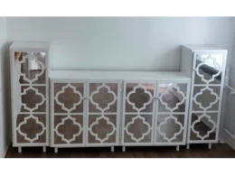 Weißer Schrank mit sechseckigen Mustern