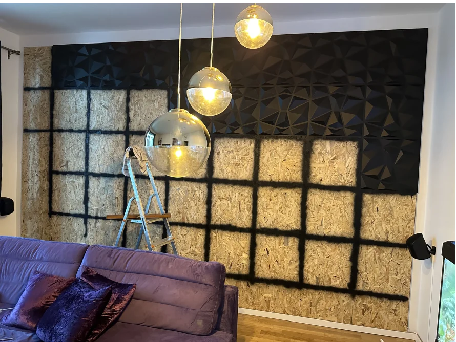 Wandverkleidung mit Akustikpaneelen und Leiter