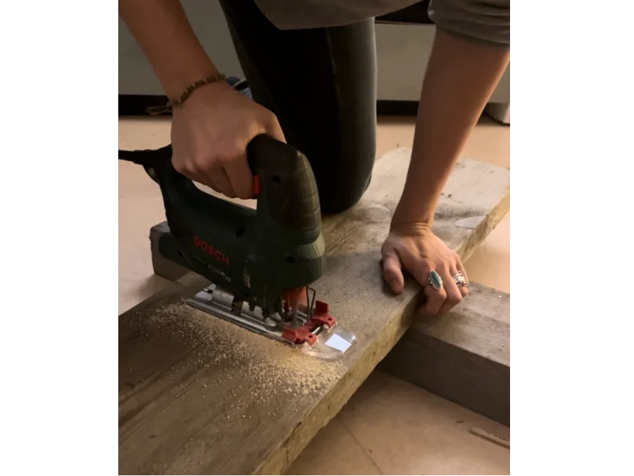 Person sägt Holz mit Stichsäge