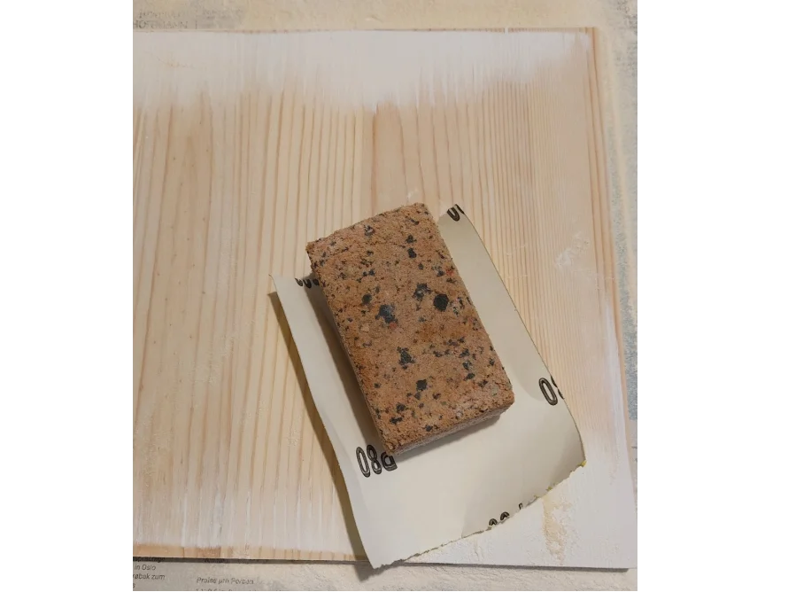 Schleifklotz auf Holzbrett