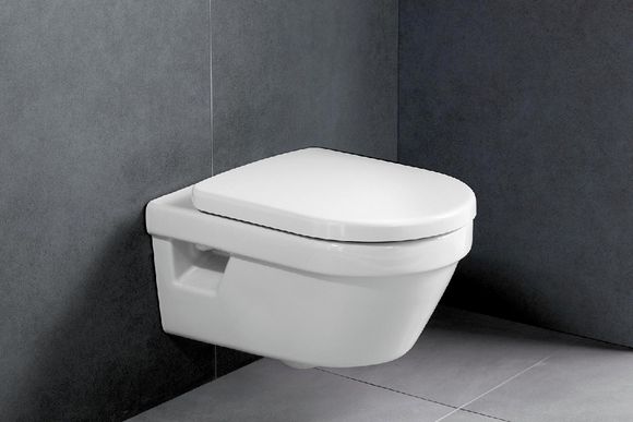 Weißes WC in modernem Bad