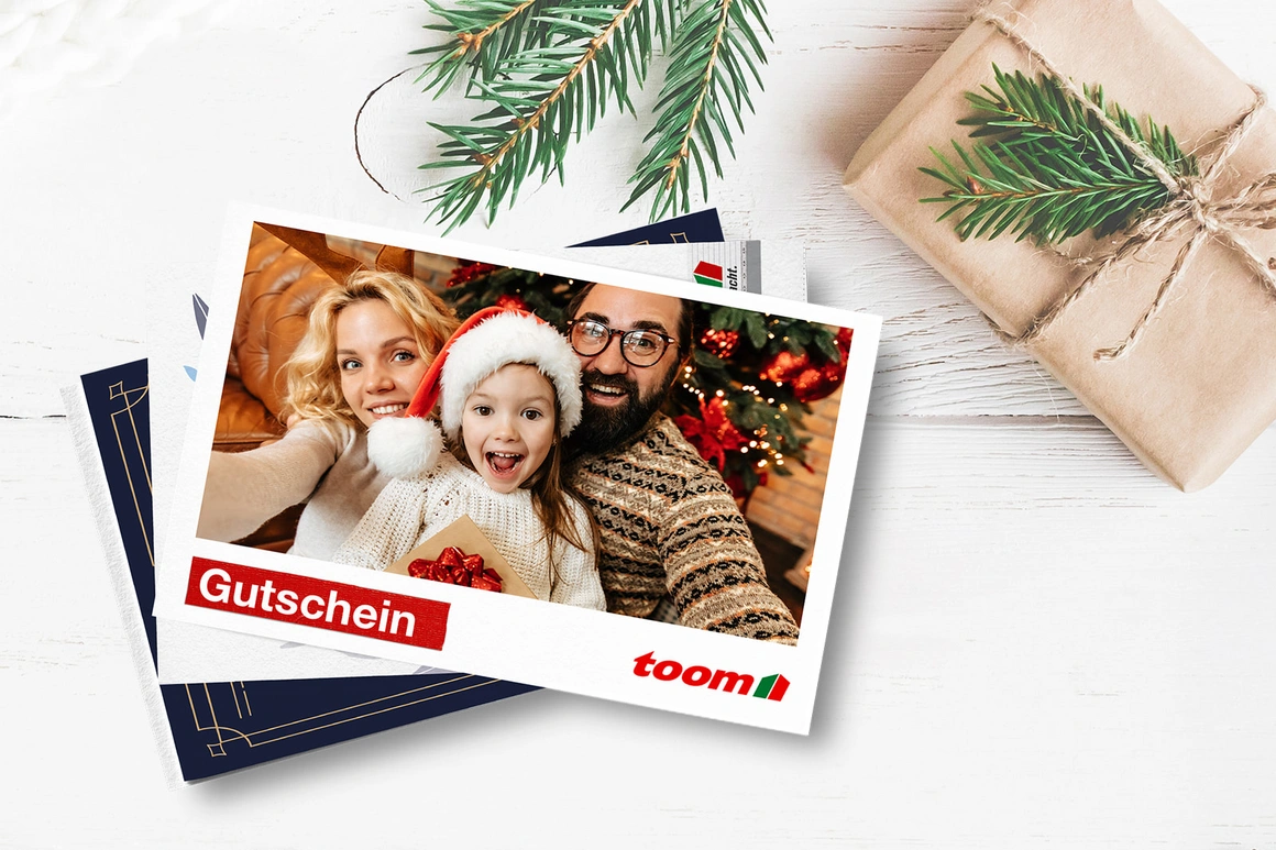 Familie macht ein Selfie vor einem Weihnachtsbaum