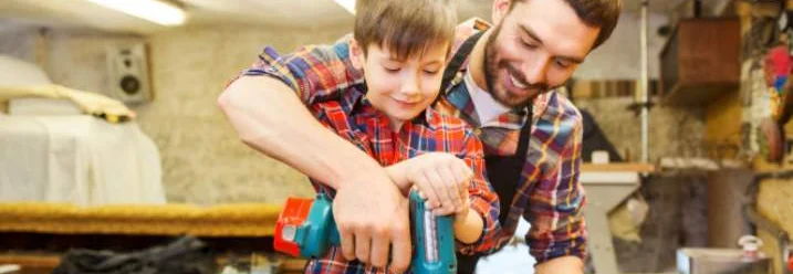 Person hilft Person beim Bohren