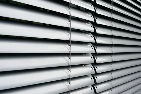 Geschlossene Jalousien an einem Fenster