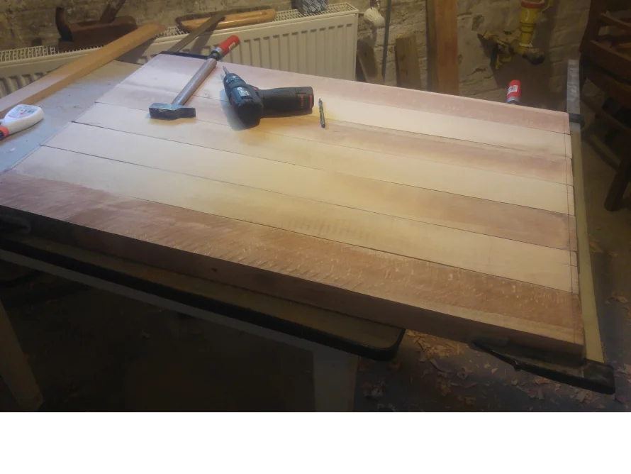 Tisch aus Holzbohlen