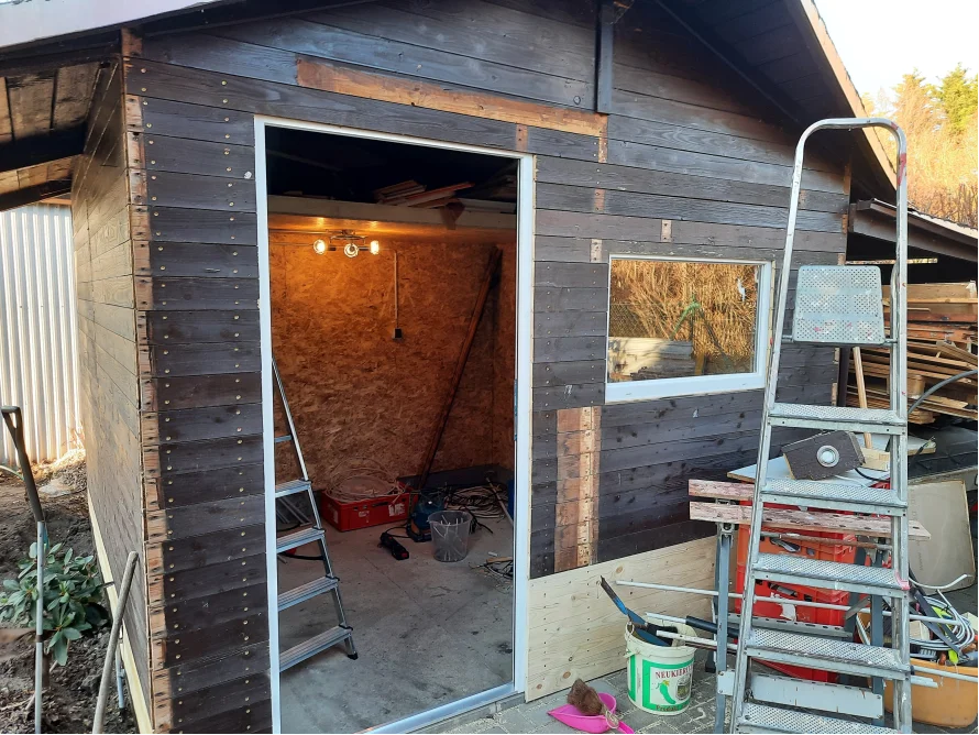 Unfertiges Gartenhaus mit Werkzeugen