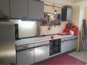 Werkstatt mit Werkbank und Werkzeug