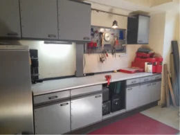 Werkstatt mit Werkbank und Werkzeug