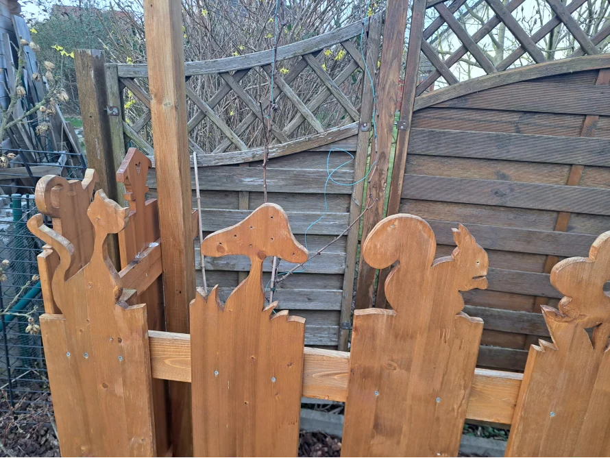 Holzzaun mit Tierfiguren