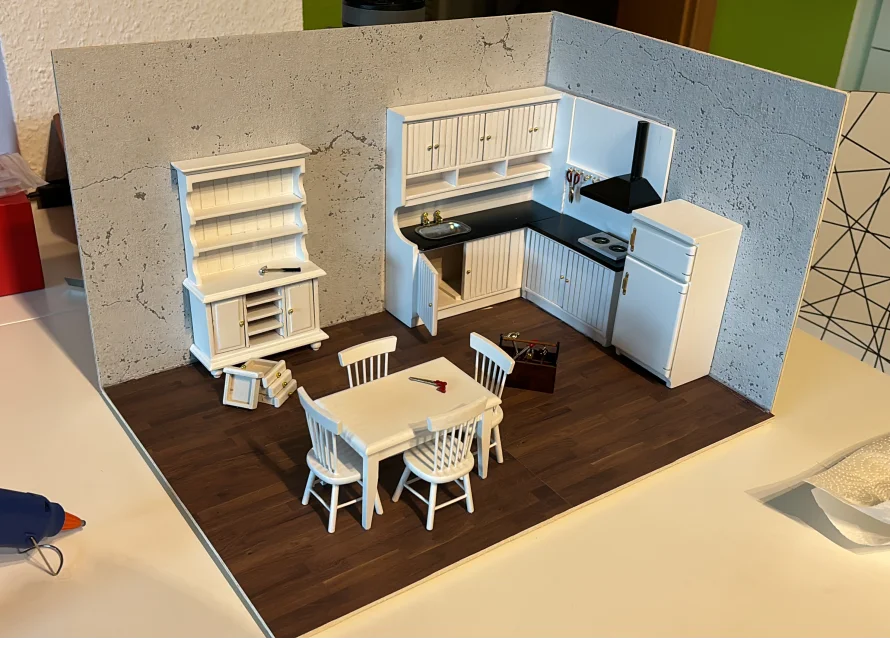 Puppenhausküche mit Esstisch und Küchenmöbeln