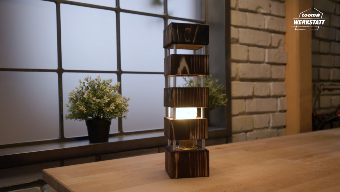 Holzleuchte mit Glühbirne