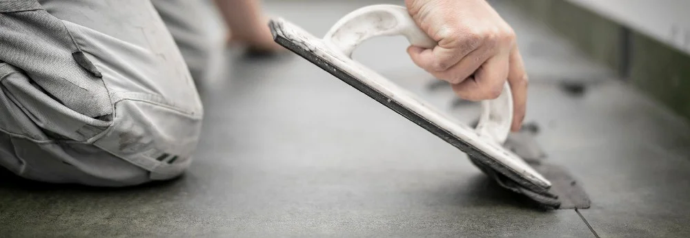 Hand verfugt Fliesen mit Kelle