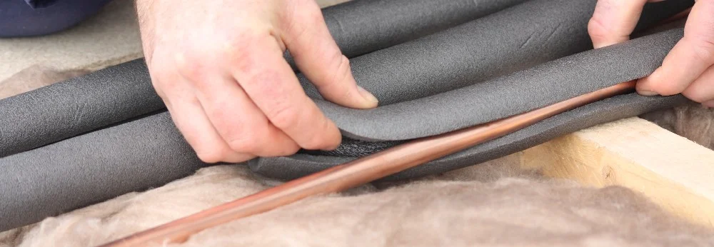 Hände isolieren Kupferrohr