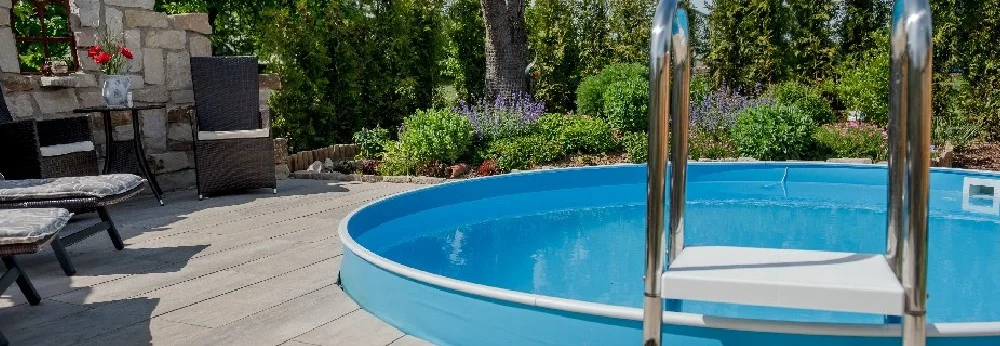 Blauer Gartenpool mit Leiter